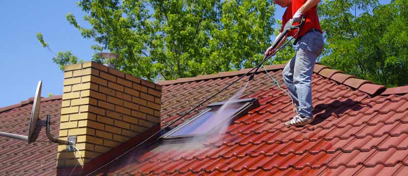 Nettoyage toiture - Couvreur Salland Dominic LE MANS (72) LA SARTHE : nettoyage, protection anti-mousse toiture. Demoussage. Application d’un revêtement peinture hydrofuge coloré de toit