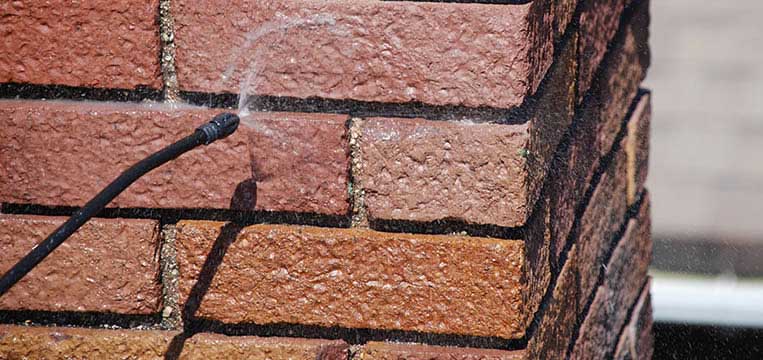 Ravalement peinture façade et bardage - Couvreur Salland Dominic :  traitement anti-mousse, imperméabilisation hydrofuge et peinture façade. Pose de bardage. LE MANS (72) LA SARTHE.